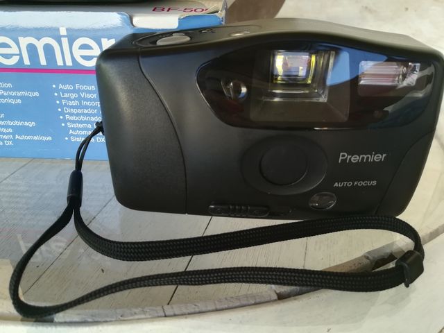 Cámara de fotos analógica con su funda.