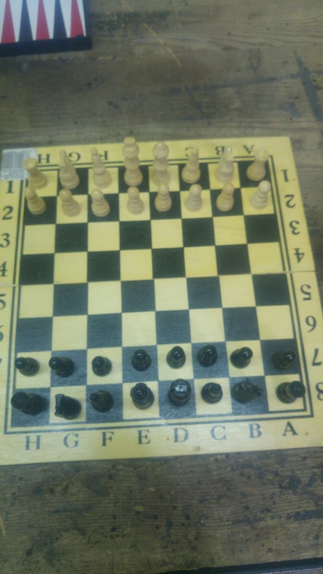 juego pequeño de ajedrez, con su tablero.