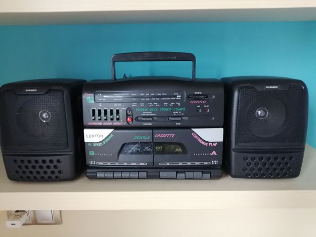 radiocaset antiguo con altavoces desplazables