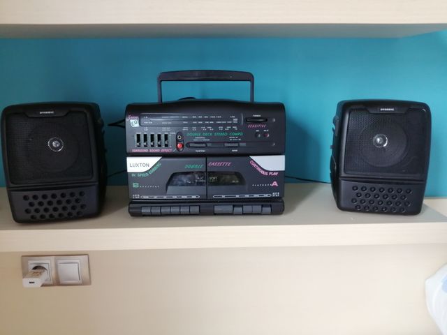 radiocaset antiguo con altavoces desplazables