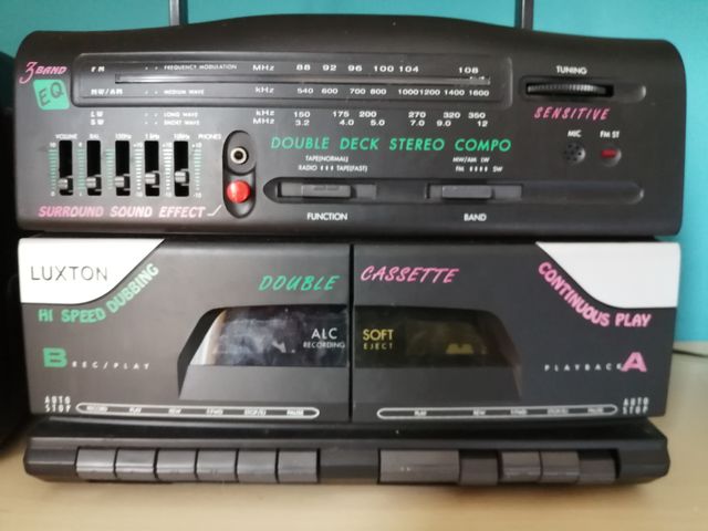 radiocaset antiguo con altavoces desplazables