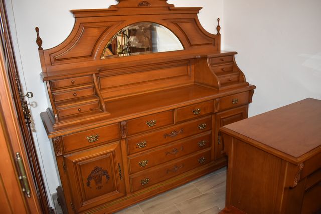 APARADOR EN MADERA MACIZA de segunda mano por 249 € en Madrid en WALLAPOP