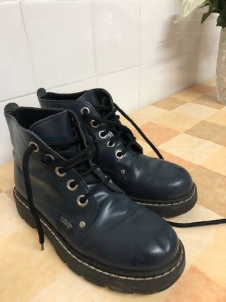 Botas estilo Dr Martens (Militar) Benetton de segunda mano por 25 EUR en  Oviedo en WALLAPOP