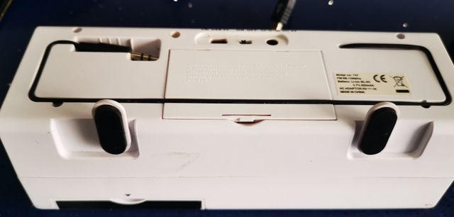 Radio Reloj y altavoz para el móvil