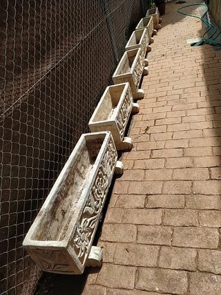 Jardineras exterior en piedra con relieves de flor de segunda mano por