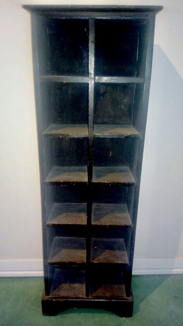 Mueble étnico con huecos cuadrados.