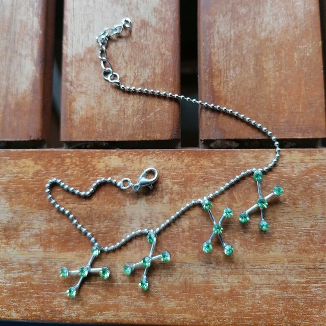 Tobillera plateada con colgantes verdes