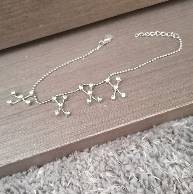 Tobillera plateada con colgantes verdes