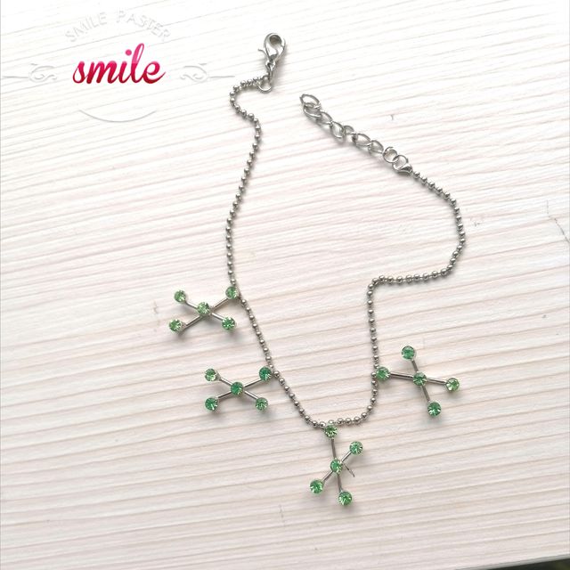 Tobillera plateada con colgantes verdes