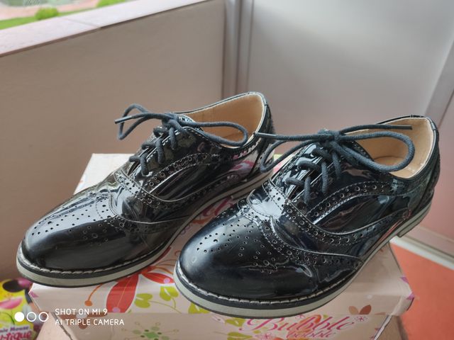 zapatos negros de charol