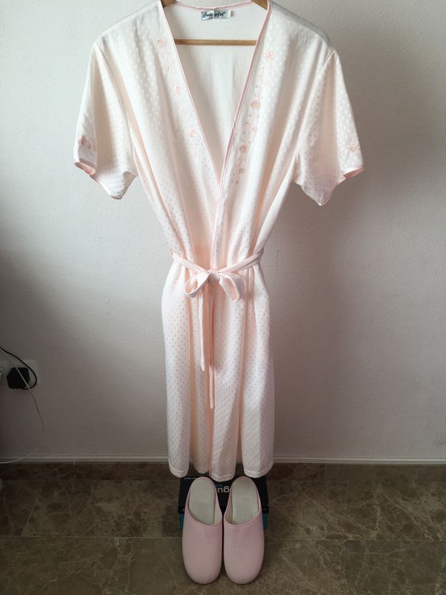 Conjunto Bata y Zapatillas