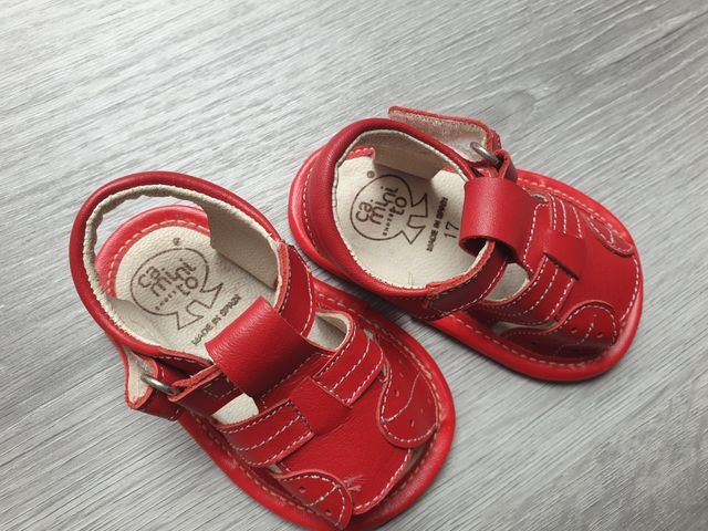 sandalias de bebé nuevas
