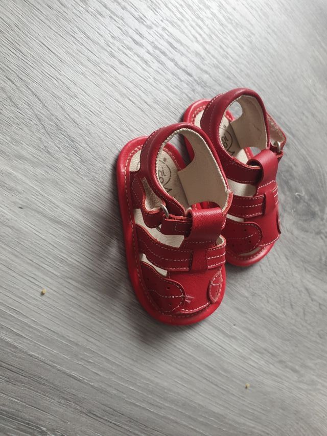 sandalias de bebé nuevas