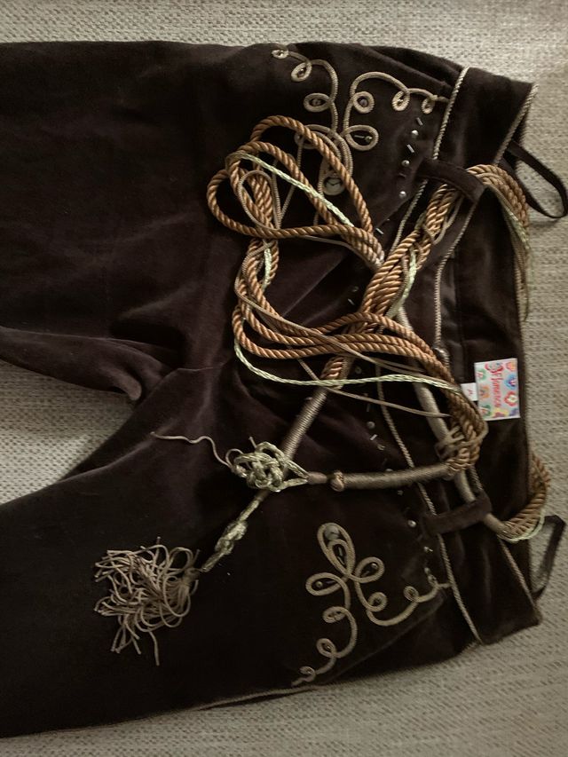 Pantalón terciopelo marrón bordado