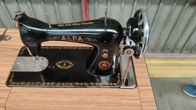 ANTIGUA MÁQUINA DE COSER ALFA CON MUEBLE