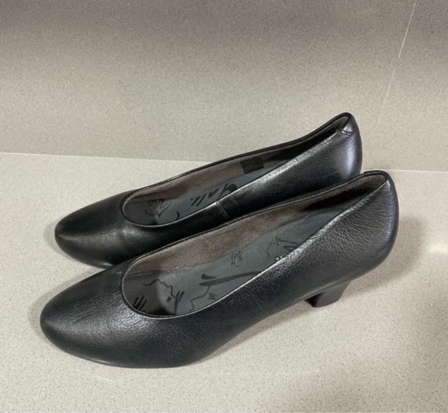 Zapatos salón negros.