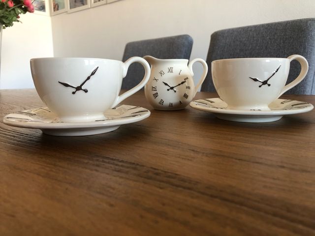 Set de desayuno: 2 tazas+2 platillos+jarra leche