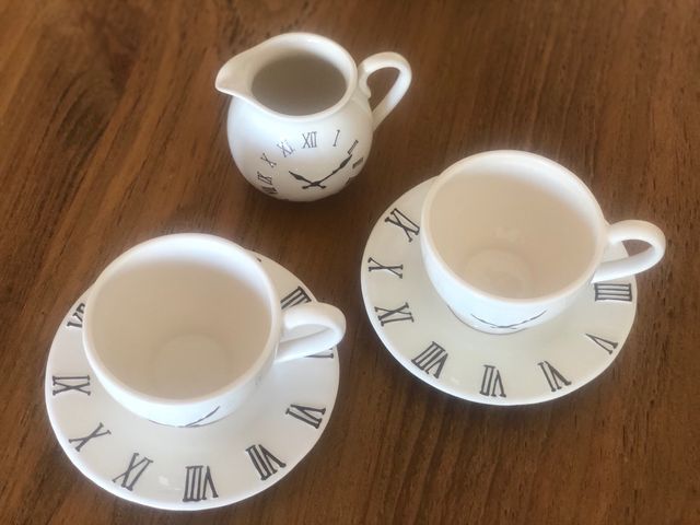 Set de desayuno: 2 tazas+2 platillos+jarra leche