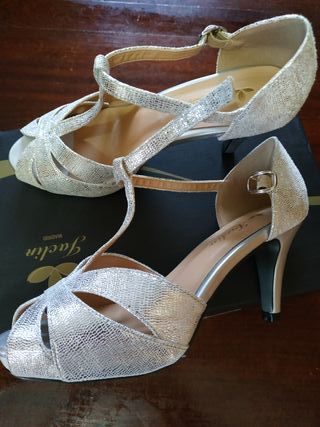 Sandalias color plata, N°37 de segunda mano por 25 EUR en Villaoril en  WALLAPOP