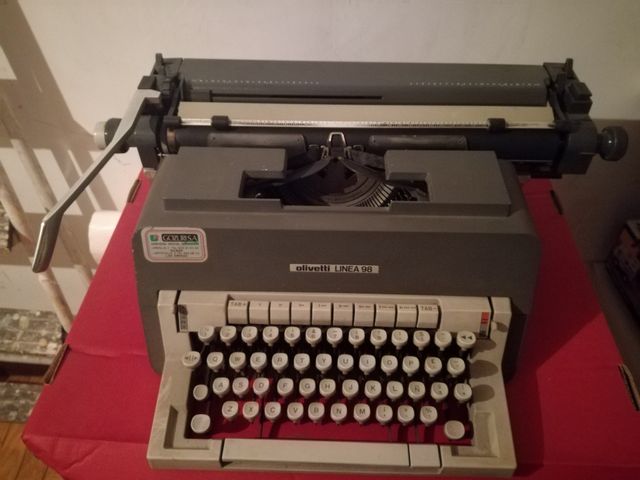 Máquina de escribir Olivetti línea 98