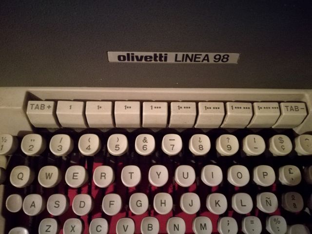 Máquina de escribir Olivetti línea 98