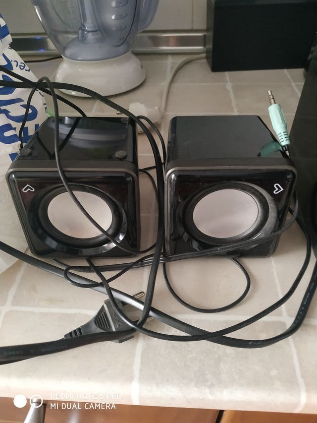 altavoces se escuchan muy bien