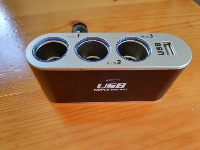 Adaptador múltiple para mechero de coche.
