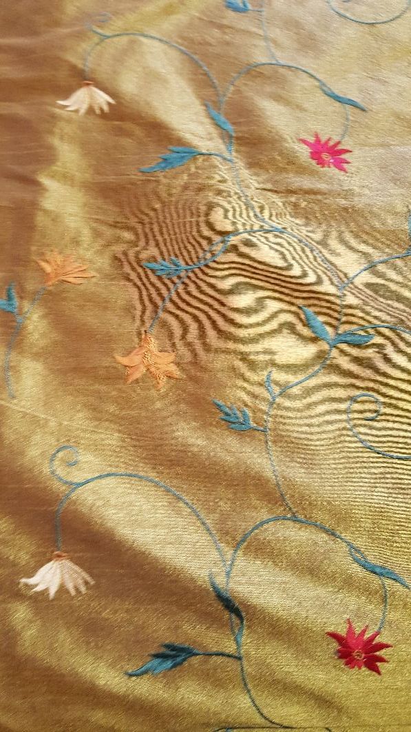 Elegante Cubre cama bordado. 