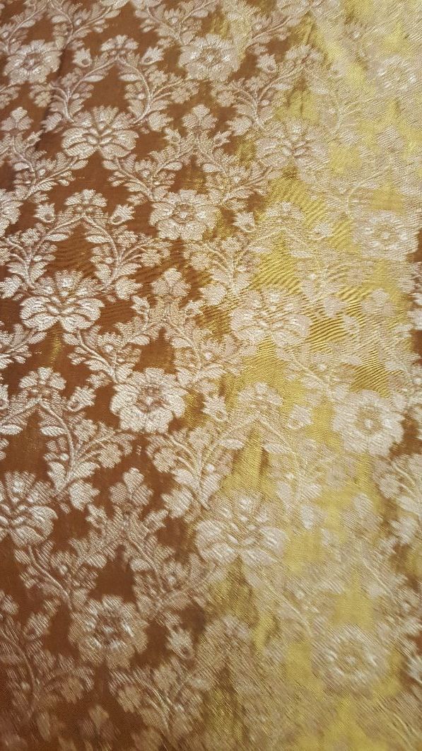 Elegante Cubre cama bordado. 