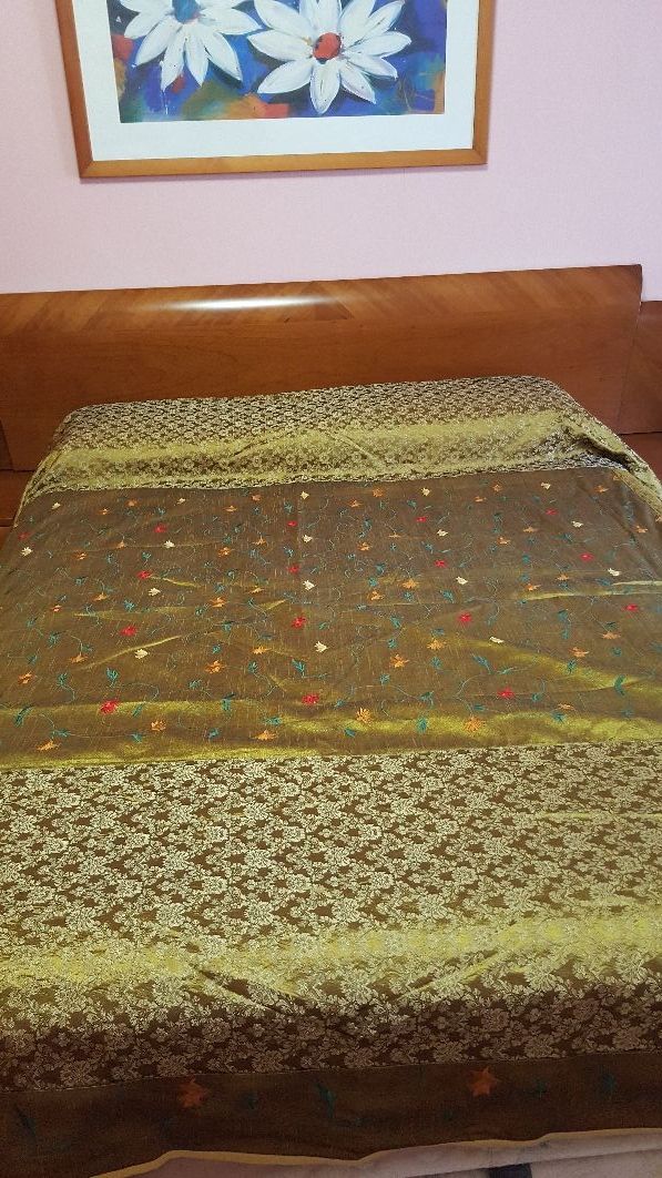 Elegante Cubre cama bordado. 