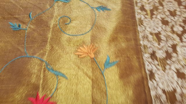 Elegante Cubre cama bordado. 