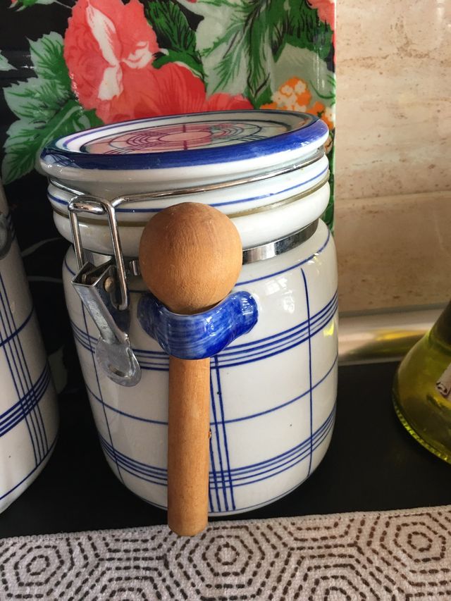 Dos recipientes de porcelana