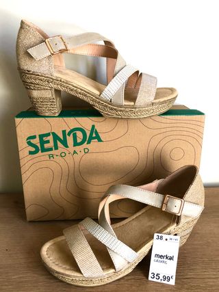 SANDALIAS TACÓN Y PLATAFORMA N.38 de segunda mano por 20 EUR en San  Sebastián de Los Reyes en WALLAPOP