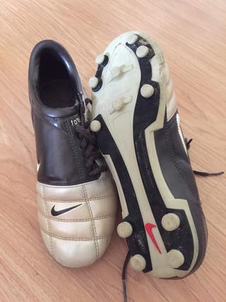 Botas fútbol tacos Nike 90 talla 35.5 de segunda mano por 20 EUR en  Majadahonda en WALLAPOP