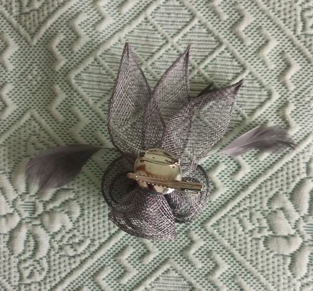 orquilla gris para pelo o broche para chaqueta