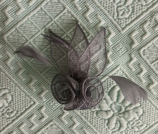 orquilla gris para pelo o broche para chaqueta