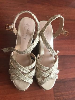 Cuñas Esparteñas nuevas Sfera 39. Sandalias verano de segunda mano por 12  EUR en Barcelona en WALLAPOP