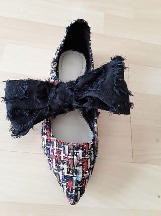 Zapatos Zara, lazo negro y tejido de segunda mano por 20 EUR en Fuengirola  en WALLAPOP