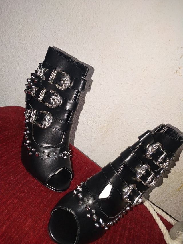 Botines negros con correas