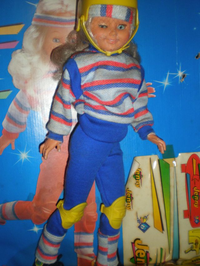 JENNY DOLL E IL SUO NUOVO SKATEBOARD IN UNA SCATOLA BIONDA