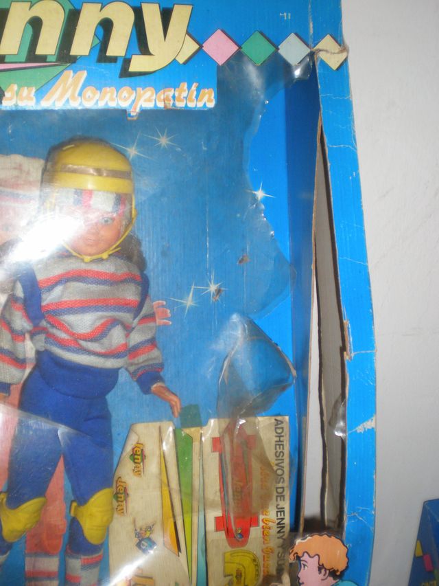 JENNY DOLL E IL SUO NUOVO SKATEBOARD IN UNA SCATOLA BIONDA