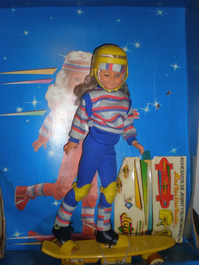 JENNY DOLL E IL SUO NUOVO SKATEBOARD IN UNA SCATOLA BIONDA