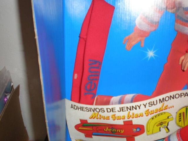 JENNY DOLL E IL SUO NUOVO SKATEBOARD IN UNA SCATOLA MARRONE