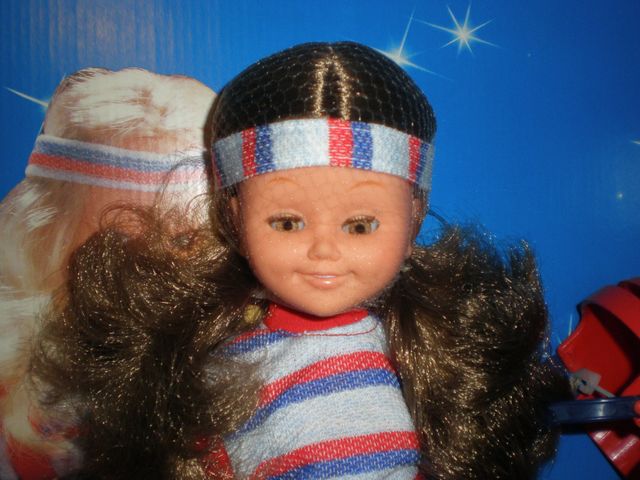 JENNY DOLL E IL SUO NUOVO SKATEBOARD IN UNA SCATOLA MARRONE