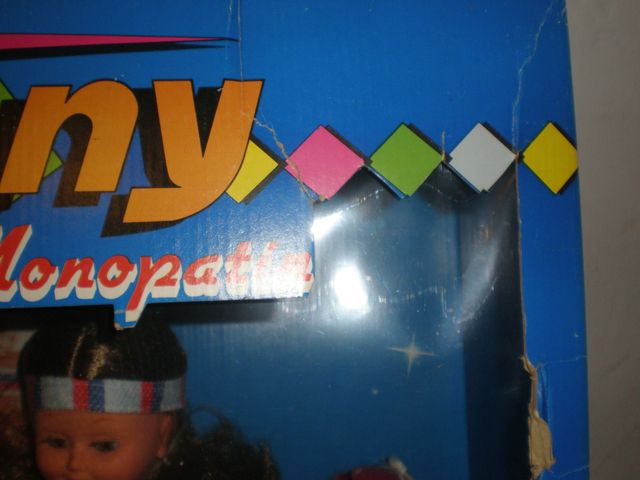 JENNY DOLL E IL SUO NUOVO SKATEBOARD IN UNA SCATOLA MARRONE