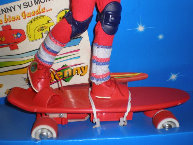 JENNY DOLL E IL SUO NUOVO SKATEBOARD IN UNA SCATOLA MARRONE