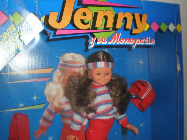 JENNY DOLL E IL SUO NUOVO SKATEBOARD IN UNA SCATOLA MARRONE