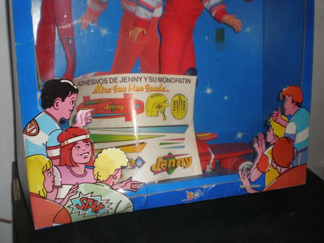 JENNY DOLL E IL SUO NUOVO SKATEBOARD IN UNA SCATOLA MARRONE