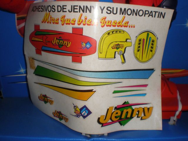 JENNY DOLL E IL SUO NUOVO SKATEBOARD IN UNA SCATOLA MARRONE