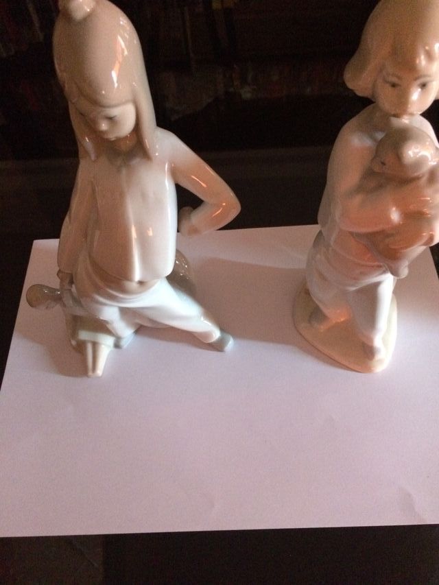 2 FIGURAS DE PORCELANA NIÑA Y NIÑO (NAO)